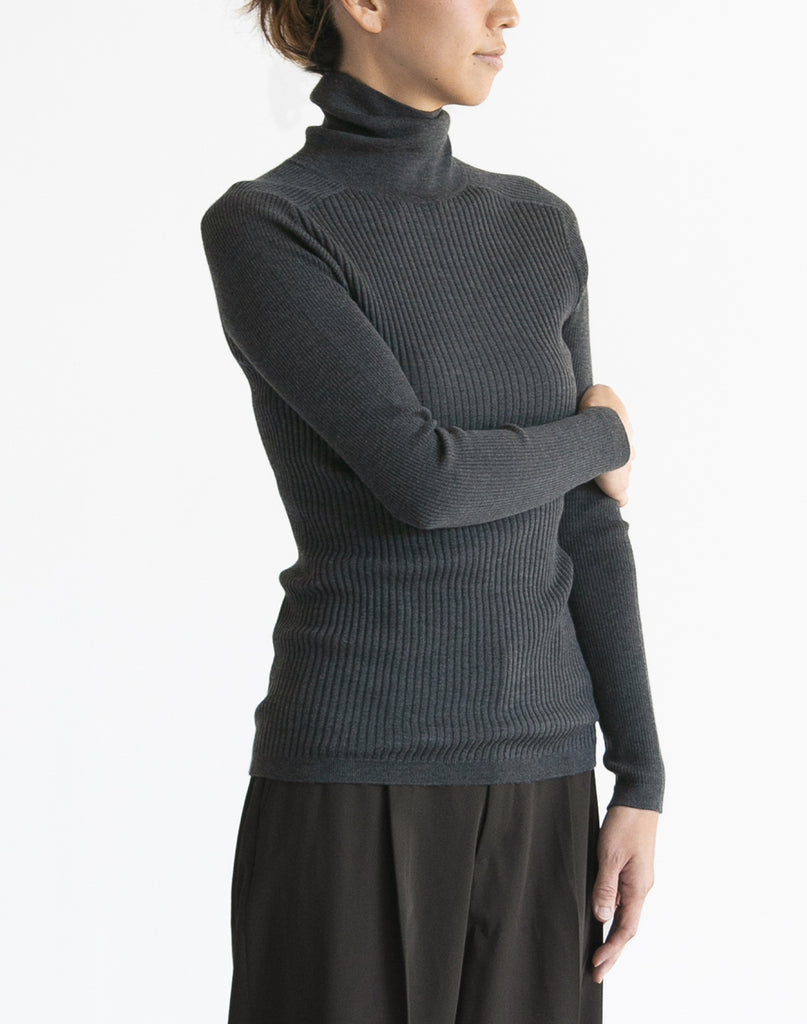 モデル:169cm サイズ:L 色:チャコールグレー